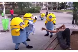 VIDEO: Minions ada sungguhan dan bikin onar ganggu warga!