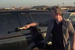 VIDEO: Lakukan cara ini saat anak terjebak dalam mobil terkunci