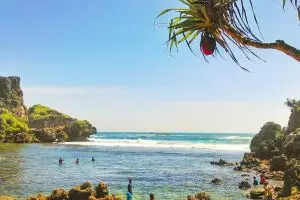 Sensasi snorkeling di pantai selatan nan berombak ganas, berani coba?