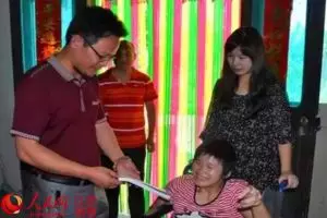 Gadis ini menulis buku otobiografi hanya dengan satu jari, super!