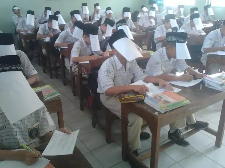 Hindari nyontek, siswa di Kudus tutup wajah dengan kertas saat ulangan