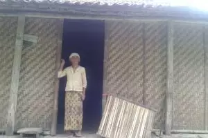 Ironis, nenek pemilik wisata alam Pulosari ini tinggal di rumah gedhek