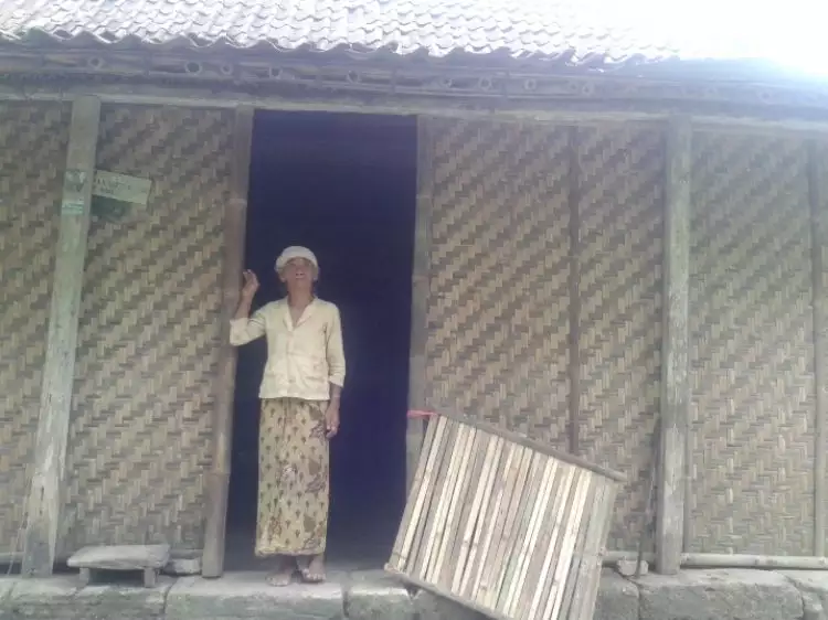 Ironis, nenek pemilik wisata alam Pulosari ini tinggal di rumah gedhek