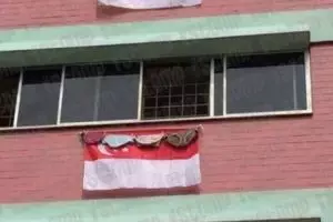 Pelajaran! Jangan pernah jemur pakaian dalam di depan bendera negara