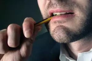 Usir sakit kepala dengan menaruh pensil di sela gigi, ampuh lho!