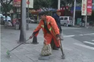 Dengan satu kaki, kakek ini tetap semangat bertugas menyapu jalanan