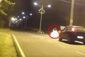 Jahil jadi hantu, orang ini nyaris tewas tertabrak!