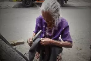 Mak Darmi, masih semangat menjadi tukang tambal ban di usia senja