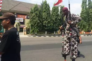 VIDEO: Aksi raja egrang Yudi temui raja Jogja