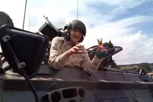 Rayakan ulang tahun ke-101, nenek ini kendarai tank, wah!