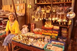 Nostalgia dengan barang jadul di gang sempit Pasar Beringharjo