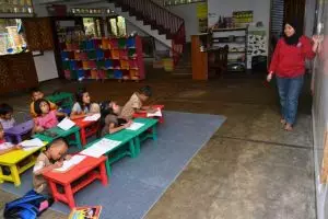 Selain memberantas buta huruf, Kiswanti juga ajarkan ibu-ibu komputer