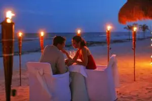 Ingin rayuanmu terdengar romantis di mata cewek? Traktirlah dia 