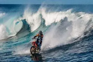 VIDEO: Keren, motor ini mampu melaju menerjang ombak!