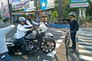 Pesepeda ini cegat konvoi moge, ingatkan agar tak terobos lampu merah