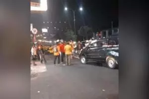 Arogansi Moge, kabur setelah tabrak mobil dan hajar pengendara motor  