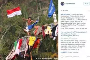 Jepretan Ibu Ani tentang lomba panjat pinang tuai pujian netizen
