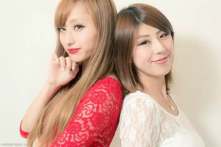Dua model Jepang ini ikut rayakan HUT RI dengan merah dan putih