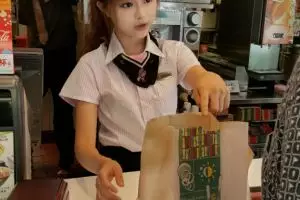 Pegawai cantik restoran cepat saji ini bikin cowok kalang kabut