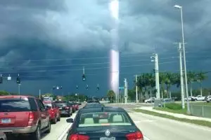 Cahaya tegak lurus lurus ini asli atau editan?