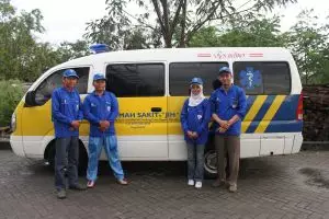 Mengantar orang sakit parah, tugas paling berat para sopir ambulans