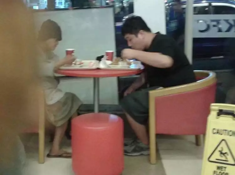 Potret pria traktir makan nenek gelandangan tuai pujian dari netizen