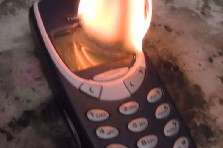 VIDEO: Tangguh! Dibakar 3 kali, 'jeroan' Nokia 3310 masih utuh
