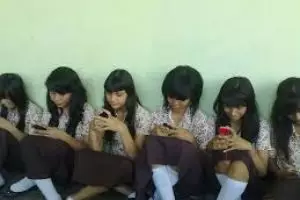 13 Foto bukti tentang matinya interaksi sosial karena HP