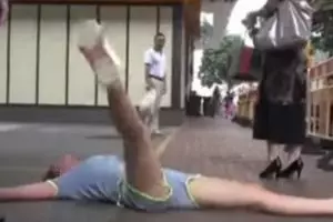 Diputusin pacar lewat SMS, wanita ini bikin rusuh di jalanan