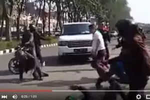 VIDEO: Paranormal Ki Kusumo dibully 10 orang di jalanan