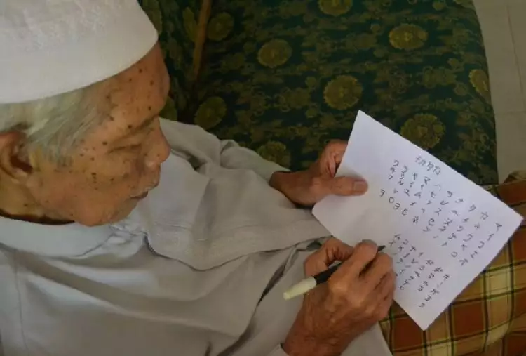 Parino, veteran yang masih mahir menulis dan berbahasa Jepang 