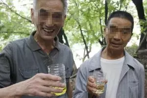 Alasan kesehatan, anggota komunitas ini rutin minum urine sendiri