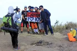 Ironis! Bangga berfoto dengan Merah Putih yang dicorat-coret