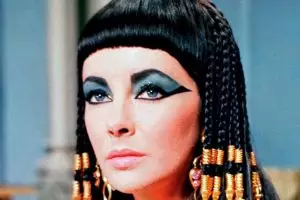 8 Fakta eyeliner yang perlu kamu ketahui