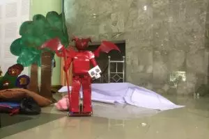 Wah! Ternyata pemain teater ini adalah robot 