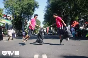 Anak-anak muda ini sukarela singkirkan sampah di lokasi bekas acara