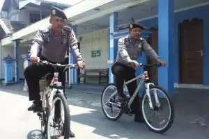 Biar menjangkau ke tengah permukiman, polisi di sini patroli bersepeda