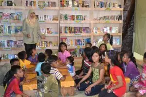 Tingkatkan minat baca anak desa dengan Omah Baca Karung Goni