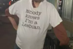 Niatnya tampil menarik dengan kaos unik, mereka malah jadi tertawaan