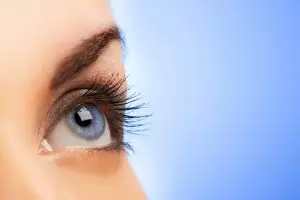 Jangan lakukan hal-hal ini saat memakai lensa kontak