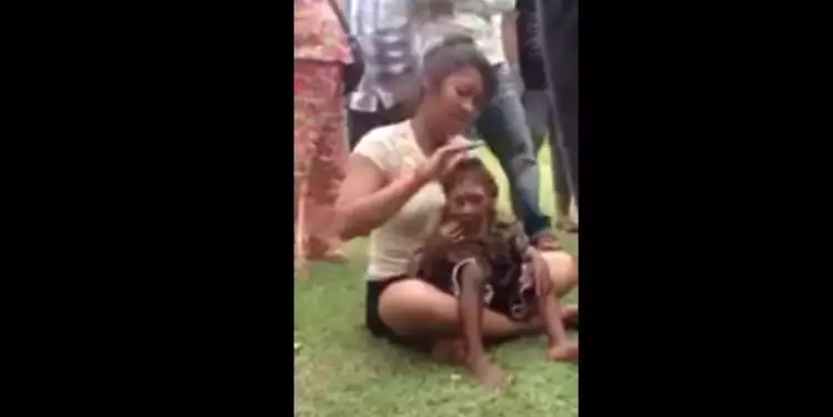 VIDEO: Bikin heboh, kasih sayang wanita ini pada anak di pangkuannya