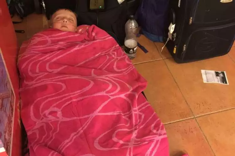 Penerbangan delay 27 jam, bocah berkelainan jantung tidur di lantai