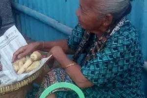 25 Tahun Mbah Lastri jual umbi rebus di tengah serbuan makanan instan