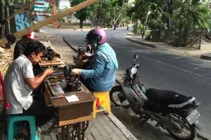 Penjahit pinggir jalan kekinian, layani pelanggan pakai smartphone
