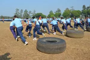 Lomba Agustusan yang tak ada duanya: Tarik roda pesawat Hercules!