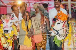 20 Ritual aneh yang hanya dilakukan orang India