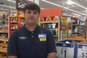 Penjaga supermarket berikan gajinya untuk anak tak mampu