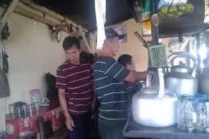 15 Tahun sudah angkringan ini melayani penumpang kereta, legend!