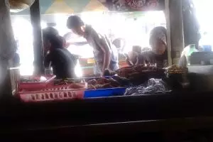 Angkringan penumpang kereta buat ibu-ibu mandiri & bisa kuliahkan anak