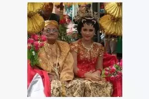 BERITA RALAT: Kakek 80 Tahun 'nikahi' gadis 18 tahun dalam pawai